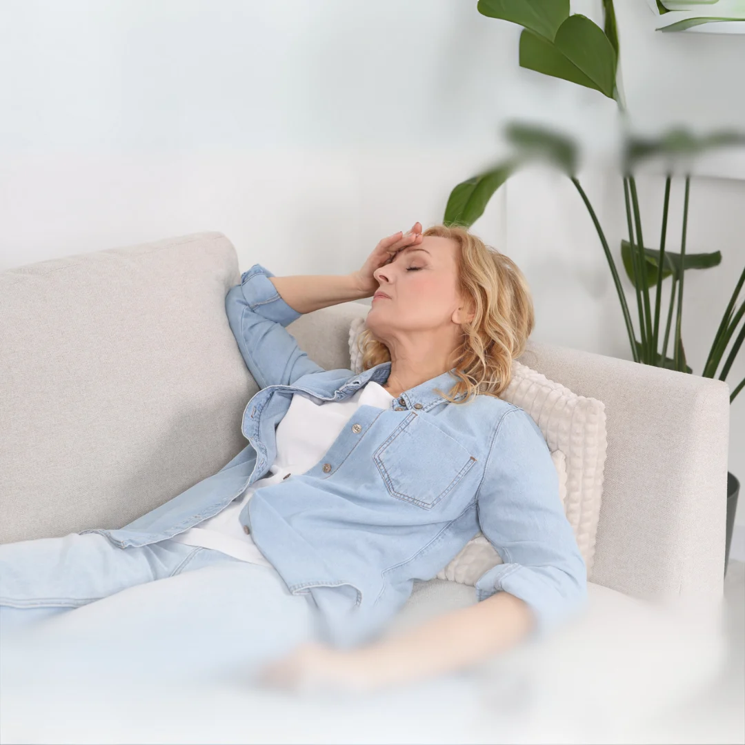 Vrouw ligt uitgeput op de bank, care for women maaspoort den bosch.