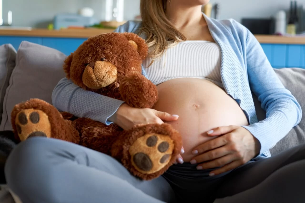Zwangerschap vrouw met teddybeer